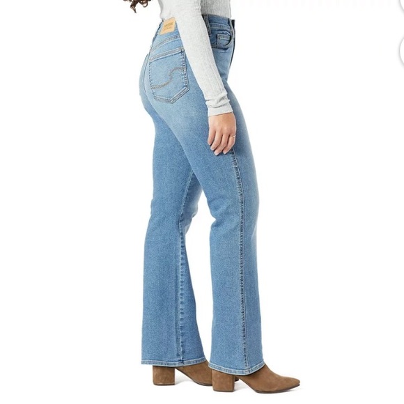 Signature Levi High-Rise Kick Boot - Picture 3 of 7